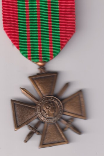 Croix de Guerre 1939-1945, France on an original pin. EF