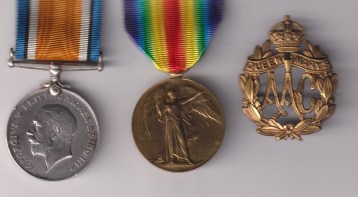 British War Medal, Victory Medal (2884 Wkr. R. Bolton O.M.A.A.C.), Badge. 2884 Worker R. Bolton Queen Mary's Army Auxiliary Corps.  EF
